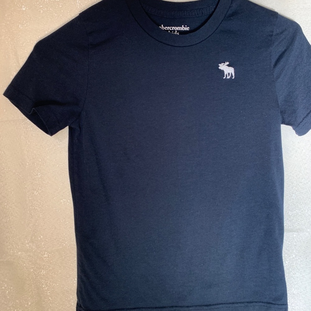 3/$35❤️Abercrombie Kids black shorts and T-shirt size 7/8 boys